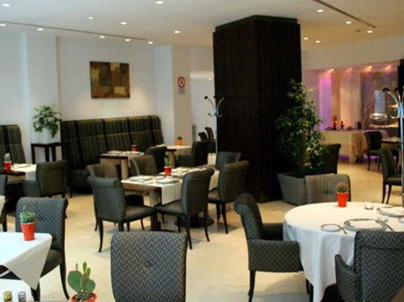 NH Bergamo Hotel Restoran foto